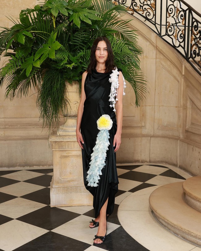 Alexa Chung mengenakan interpretasi baru Anderson terhadap little black dress. (Foto: Dok. Christian Dior)