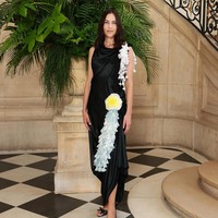 Alexa Chung mengenakan interpretasi baru Anderson terhadap little black dress. (Foto: Dok. Christian Dior)