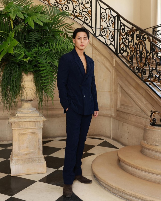 Setelan serba hitam dengan blazer tanpa dalam menjadi andalan Mingyu Kim. (Foto: Dok. Christian Dior)