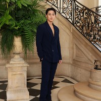 Setelan serba hitam dengan blazer tanpa dalam menjadi andalan Mingyu Kim. (Foto: Dok. Christian Dior)