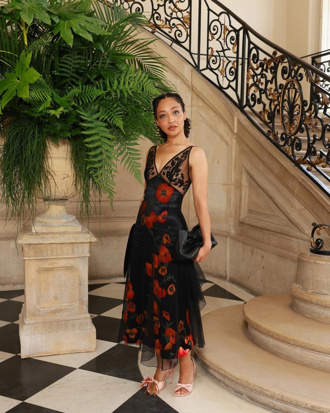 Aktris Ruth Negga berkemaran dengan gaun bernuansa floral. (Foto: Dok. Christian Dior)