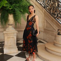 Aktris Ruth Negga berkemaran dengan gaun bernuansa floral. (Foto: Dok. Christian Dior)