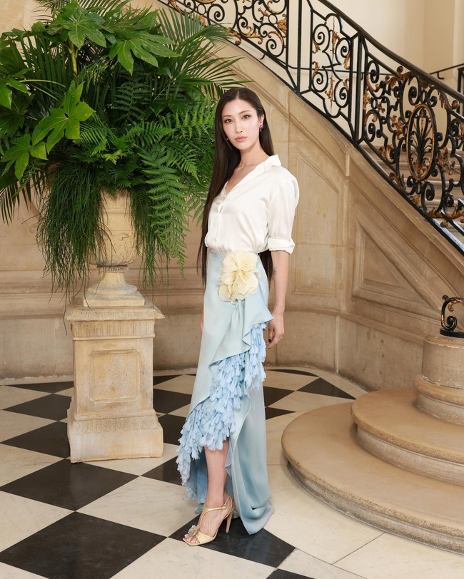 Calon pengantin EJAE berbalut blus putih dan rok asimetris bergaya floral. (Foto: Dok. Christian Dior)