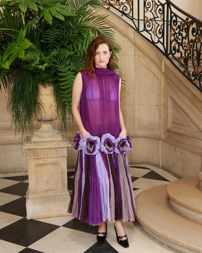 Grace Gummer berbalut rancangan terbaru Anderson untuk koleksi Cruise 2027. (Foto: Dok. Christian Dior)