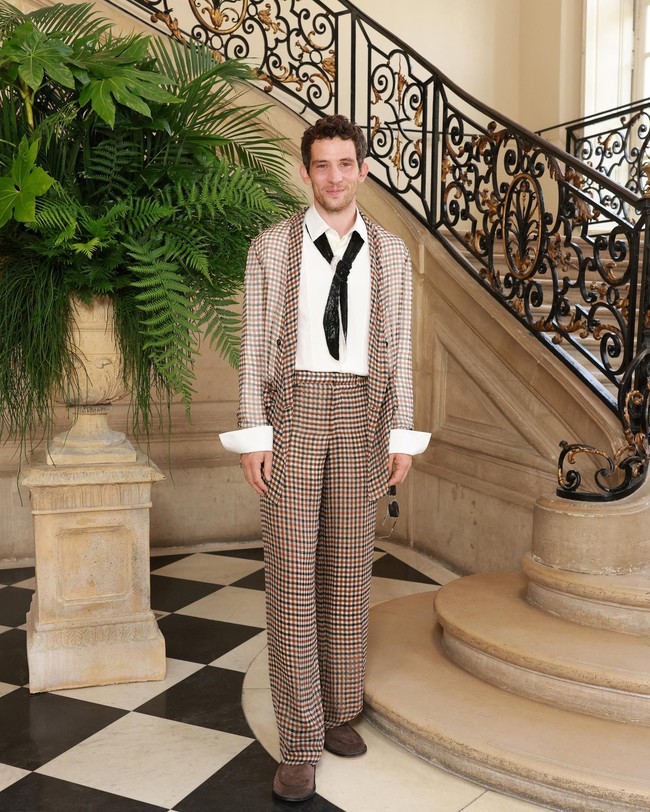 Aktor Josh OConnor tampil berbeda dengan look bernuansa retro. (Foto: Dok. Christian Dior)