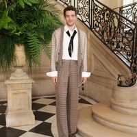 Aktor Josh OConnor tampil berbeda dengan look bernuansa retro. (Foto: Dok. Christian Dior)
