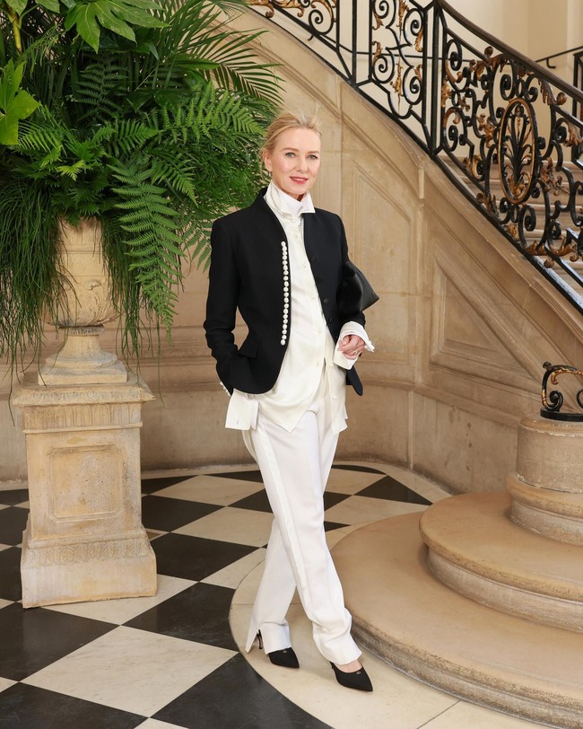 Noami Watts tampil dengan setelan hitam-putih yang chic dengan Dior from head to toe. (Foto: Dok. Christian Dior)