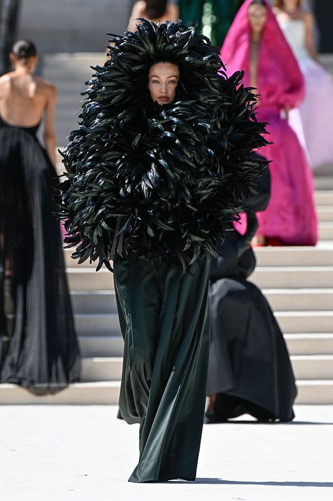 Gigi Hadid tampil ekstrem di fashion show Balenciaga Fall 2026 Haute Couture di Paris, Selasa (8/7/2026). Supermodel 31 tahun itu , mengenakan busana serba hitam dengan detail bulu yang nyaris menutupi seluruh tubuhnya. Foto: Getty Images/Estrop