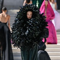 Gigi Hadid tampil ekstrem di fashion show Balenciaga Fall 2026 Haute Couture di Paris, Selasa (8/7/2026). Supermodel 31 tahun itu , mengenakan busana serba hitam dengan detail bulu yang nyaris menutupi seluruh tubuhnya. Foto: Getty Images/Estrop