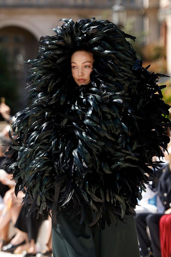 Beragam komentar ramai di media sosial. Ada yang menyebut penampilan Gigi seperti mengenakan burka hingga disamakan dengan ayam.  Foto: Getty Images/Estrop