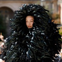 Beragam komentar ramai di media sosial. Ada yang menyebut penampilan Gigi seperti mengenakan burka hingga disamakan dengan ayam.  Foto: Getty Images/Estrop