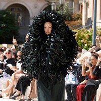 Gigi Hadid Tampil Ekstrem di Balenciaga, Tertutup Bulu tapi Punggung Bolong