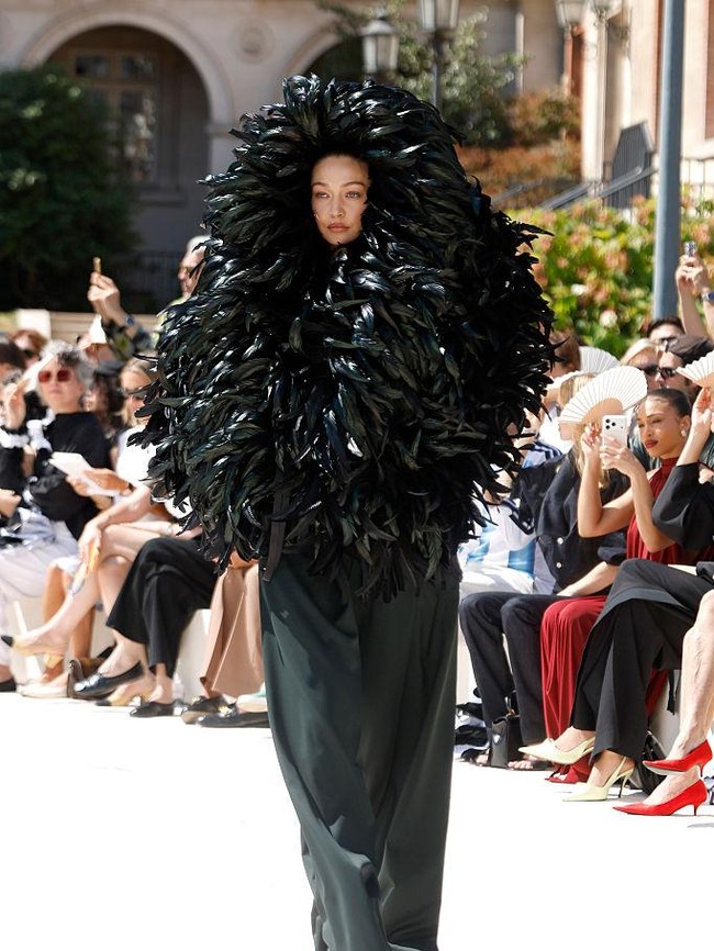 Gigi Hadid Tampil Ekstrem di Balenciaga, Tertutup Bulu tapi Punggung Bolong
