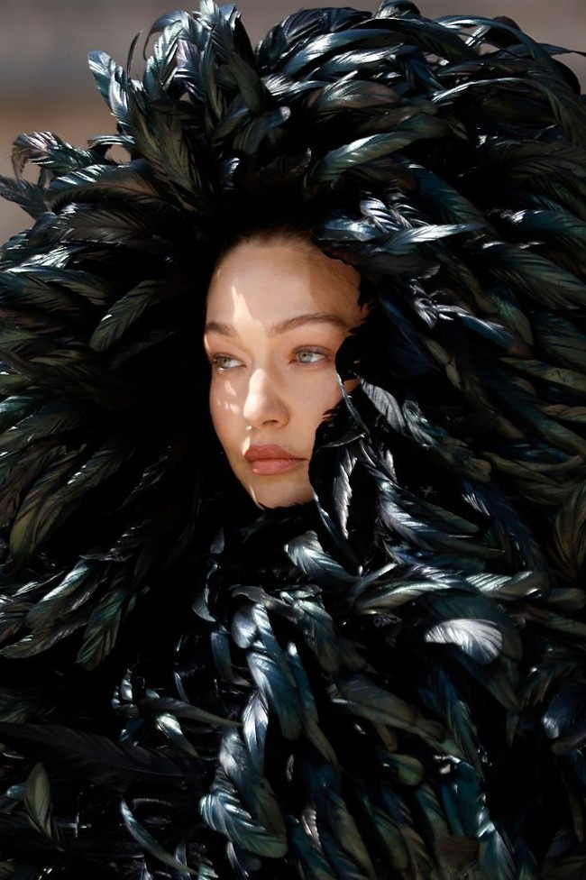 Menurut Vogue, ini menjadi penampilan pertama Gigi di panggung haute couture setelah empat tahun. Terakhir kali ia tampil di ajang serupa adalah pada peragaan Off-White Spring/Summer 2022 dengan gaun biru mencolok dan topi baseball berukuran besar. Foto: Getty Images/Estrop