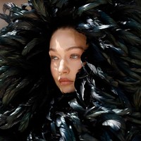 Menurut Vogue, ini menjadi penampilan pertama Gigi di panggung haute couture setelah empat tahun. Terakhir kali ia tampil di ajang serupa adalah pada peragaan Off-White Spring/Summer 2022 dengan gaun biru mencolok dan topi baseball berukuran besar. Foto: Getty Images/Estrop