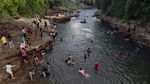 Gratis dan Seru, Sungai Ciliwung Diserbu Warga Saat Libur Sekolah