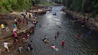 Fenomena ramainya wisata sungai saat musim kemarau menunjukkan tingginya minat masyarakat terhadap destinasi rekreasi berbasis alam yang terjangkau. Selain menyegarkan, aktivitas bermain air juga menjadi pilihan untuk menghabiskan waktu bersama keluarga selama masa liburan sekolah. Kehadiran ratusan pengunjung di bantaran Sungai Ciliwung menjadi bukti bahwa wisata sederhana tetap memiliki daya tarik tersendiri. Dengan memanfaatkan keindahan alam yang ada, warga dapat menikmati liburan yang menyenangkan tanpa harus mengeluarkan biaya besar. ANTARA FOTO/Yulius Satria Wijaya