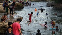 Gratis dan Seru, Sungai Ciliwung Diserbu Warga Saat Libur Sekolah