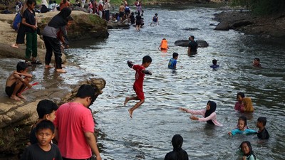 Gratis dan Seru, Sungai Ciliwung Diserbu Warga Saat Libur Sekolah