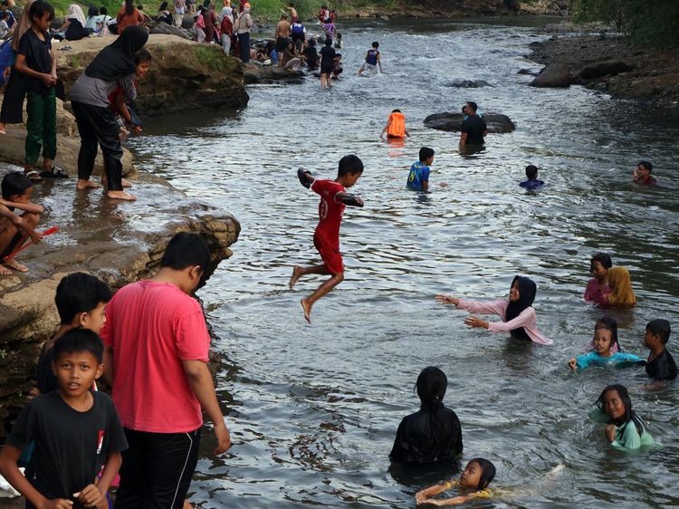 Gratis dan Seru, Sungai Ciliwung Diserbu Warga Saat Libur Sekolah