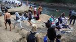 Gratis dan Seru, Sungai Ciliwung Diserbu Warga Saat Libur Sekolah