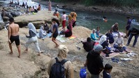 Sejak pagi, anak-anak bersama orang tua tampak memadati tepian Sungai Ciliwung. Mereka bermain air, berenang, hingga menikmati suasana alam di sepanjang bantaran sungai yang menjadi salah satu destinasi favorit warga sekitar saat musim liburan. Selain menjadi tempat bermain, kawasan Domba Tubing juga menawarkan pemandangan alam yang masih asri. Pepohonan rindang dan aliran sungai yang jernih menjadi daya tarik tersendiri bagi pengunjung yang ingin menikmati suasana berbeda tanpa harus mengeluarkan biaya besar. ANTARA FOTO/Yulius Satria Wijaya