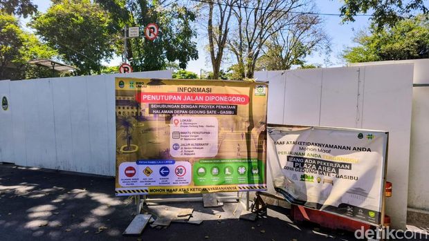 Jalan Diponegoro depan Gedung Sate ditutup karena proyek plaza Gedung Sate Jalan Diponegoro depan Gedung Sate ditutup karena proyek plaza Gedung Sate