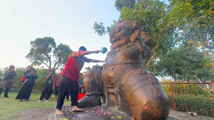 Jamasan Arca Totok Kerot Kediri