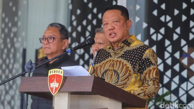 Jampidsus Febrie Adriansyah Bicara Isu Terkini Jaksa Agung Muda Tindak Pidana Khusus (Jampidsus) Febrie Adriansyah (tengah) saat memberikan keterangan pers di Gedung Bundar Kejaksaan Agung, Jakarta, Jumat (10/7/2026).
