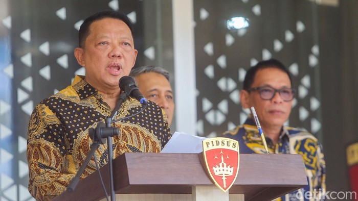 Jaksa Agung Muda Tindak Pidana Khusus (Jampidsus) Febrie Adriansyah (tengah) saat memberikan keterangan pers di Gedung Bundar Kejaksaan Agung, Jakarta, Jumat (10/7/2026).