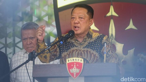 Jaksa Agung Muda Tindak Pidana Khusus (Jampidsus) Febrie Adriansyah (tengah) saat memberikan keterangan pers di Gedung Bundar Kejaksaan Agung, Jakarta, Jumat (10/7/2026).