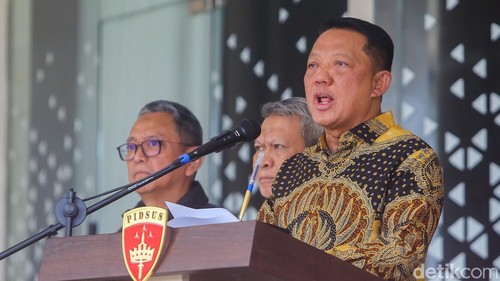 Jaksa Agung Muda Tindak Pidana Khusus (Jampidsus) Febrie Adriansyah (tengah) saat memberikan keterangan pers di Gedung Bundar Kejaksaan Agung, Jakarta, Jumat (10/7/2026).