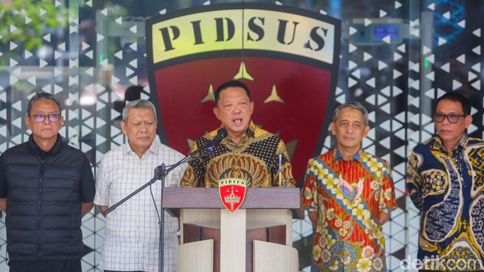 Jaksa Agung Muda Tindak Pidana Khusus (Jampidsus) Febrie Adriansyah (tengah) saat memberikan keterangan pers di Gedung Bundar Kejaksaan Agung, Jakarta, Jumat (10/7/2026).