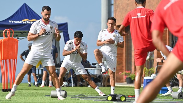 Sejumlah pesepak bola Timnas Indonesia mengikuti sesi latihan di Training Center Bali United, Pantai Purnama, Gianyar, Bali, Jumat (10/7/2026). Timnas Indonesia menjalani pemusatan latihan di Bali sebagai persiapan menjelang Piala AFF 2026. ANTARA FOTO/Fikri Yusuf/nz