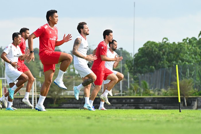 Sejumlah pesepak bola Timnas Indonesia mengikuti sesi latihan di Training Center Bali United, Pantai Purnama, Gianyar, Bali, Jumat (10/7/2026). Timnas Indonesia menjalani pemusatan latihan di Bali sebagai persiapan menjelang Piala AFF 2026. ANTARA FOTO/Fikri Yusuf/nz