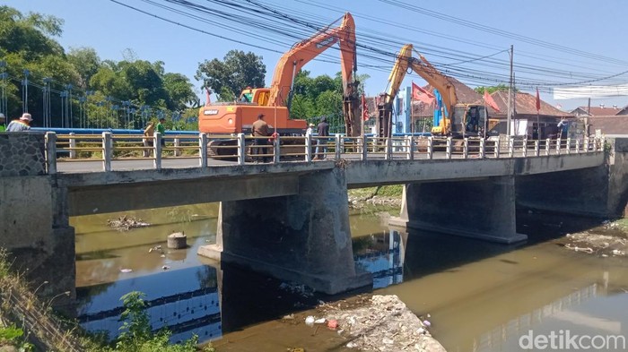Jembatan Dengkeng, Kecamatan Cawas, Klaten, mulai dibongkar, Jumat (10/7/2026).