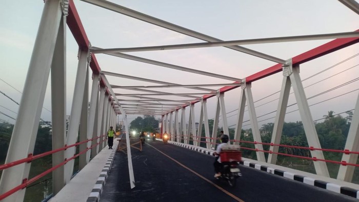 Kondisi rangka atas Jembatan Serayu Banyumas yang rusak usai ditabrak truk self loader yang mengangkut alat berat jenis excavator hingga memicu kecelakaan lalu lintas, Jumat (10/7/2026).