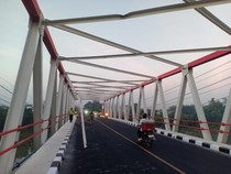 Truk Pengangkut Ekskavator Tabrak Jembatan Serayu Banyumas