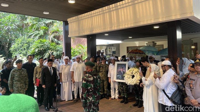 Jenazah Rachmat Gobel diberangkatkan di TMP Kalibata. (Adhfar Aulia Syuhada/detikcom)