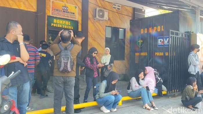 Jenazah wanita muda ditemukan tewas tergantung di BTP Makassar dibawa ke Biddokkes Polda Sulsel.