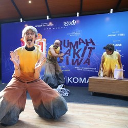 Energi Baru Teater Koma Lewat Rumah Sakit Jiwa