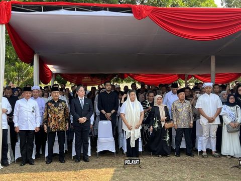 Jusuf Kalla hadiri pemakaman Rachmat Gobel (Adhfar/detikcom)