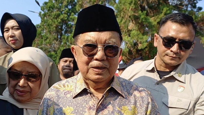 Jusuf Kalla menghadiri pemakaman Rachmat Gobel. (Adhfar/detikcom)