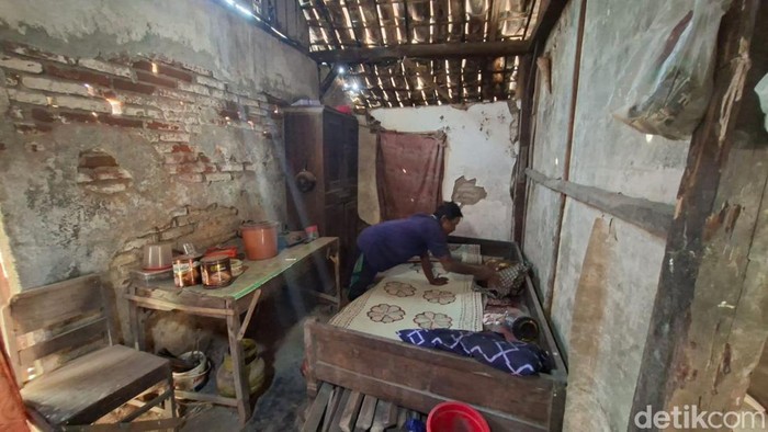 Kamar Mbah Sojo di rumah bekas kandang di Nganjuk.