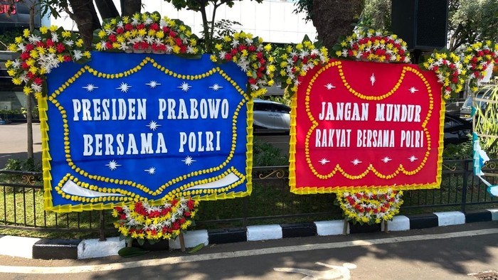 Karangan bunga bentuk dukungan terhadap Polri untuk mengusut tiga kasus korupsi menghiasi Polda Metro Jaya, Jumat (10/7/2026).
