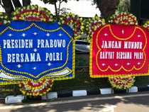Karangan Bunga Dukung Polri Usut 3 Kasus Korupsi Hiasi Polda Metro Jaya