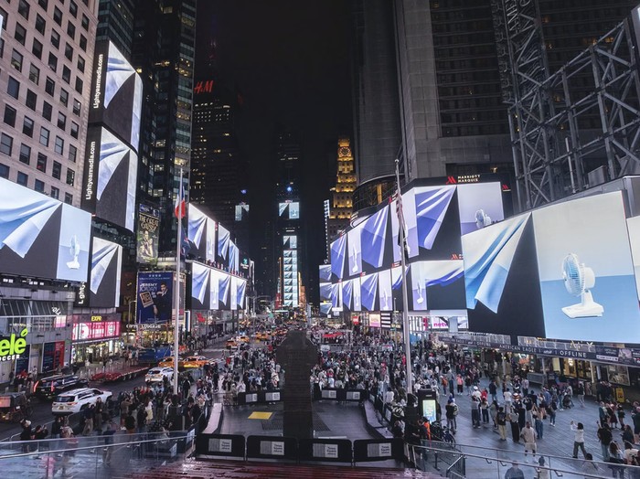 Karya Seni Tromarama di Billboard Times Square New York