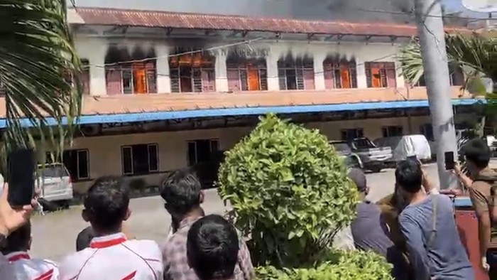 Tangkapan layar peristiwa kebakaran melanda Rantau Prapat Hotel di Labuhanbatu.