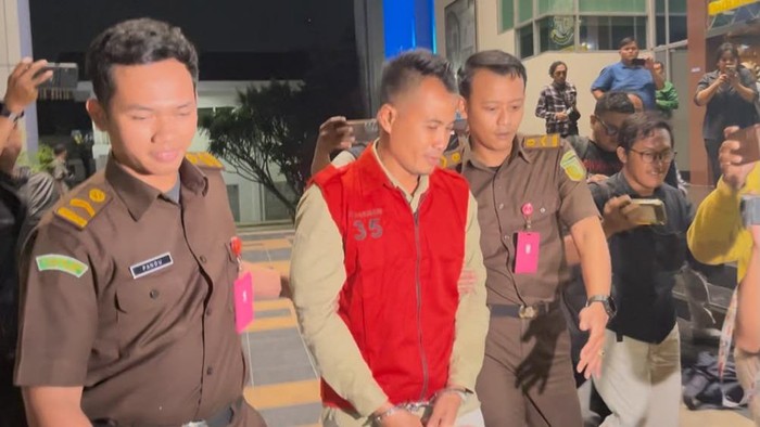 HN, Direktur sekaligus Ketua Collection Agent (CA) PT Nusantara Indo Raya Agri Makmur (PT Niram) saat ditahan di Kejati Jatim