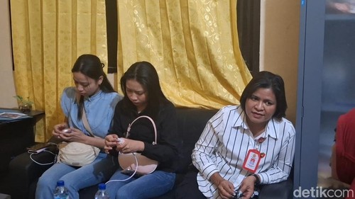 Keluarga dr. Icha saat diperiksa di Mapolda NTT, Jumat (10/7/2026).